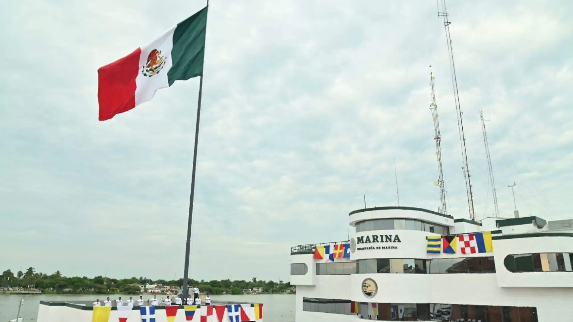 La bandera de México que fue izada mide 37 metros, de la cual el asta fue donada por empresarios portuarios.